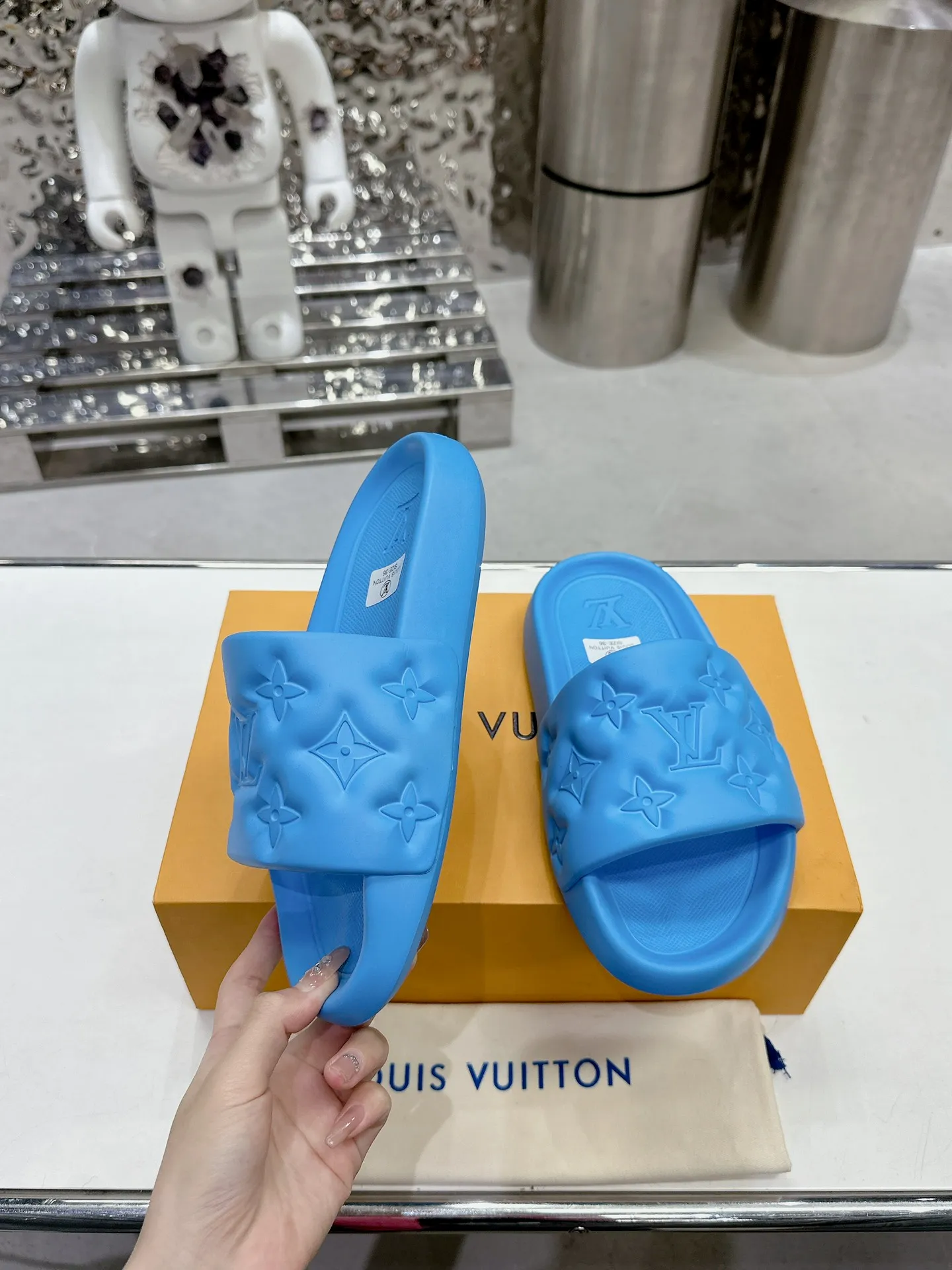 [L Home] P: 280💰 ▪️Shoe size: Women's 35-40 Men's 38-46▪️Packaging: Counter top quality~original packaging 𝟐𝟎𝟐5 Louis Vuitton counter's new embossed slippers, lv monogram embossed slippers, Waterfront sandals are back with a new look, and the upper buckle is embossed with lv's iconic Monogram pattern. Made of waterproof rubber with a comfortable and resilient insole. The lightweight, flexible outsole is embossed with the Louis Vuitton logo. ▪️Fabric: Original molded rubber foam surface ▪️Technology: embossed logo ▪️Sole: Original molded rubber foam outsole ▪️Sole thickness: 3CM.